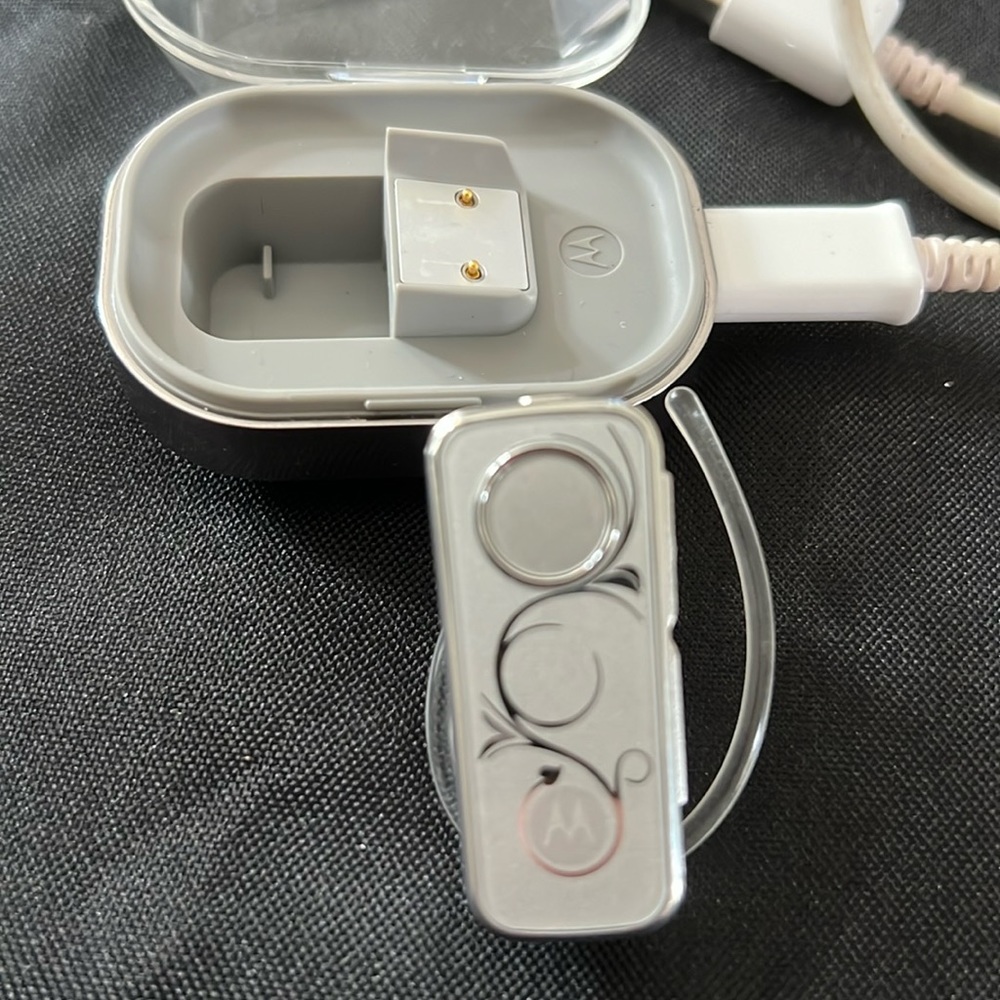 Motorola H680 Bluetooth Earpiece with Motorola SPN5435A Charging Base w/o cord